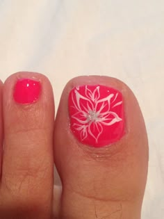 White flower - toe nail art Nail Flower Designs, Pretty Toenails, Toenail Ideas, Nail Designs Toenails, Braided Ideas, Cruise Vibes, Perfect Pedicure