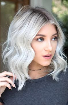 How To Get Rid Of Bad Energy By Cutting Your Hair.   From Pixie haircut to bob and layered short haircuts, shirt hair relaxed and chic ideas to renew yourself. Short White Hair, Wavy Bob Haircuts, White Hair Color, White Blonde Hair, Platinum Hair