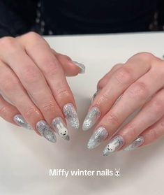 Winter Nails, Pins