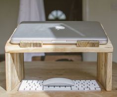 an apple laptop sitting on top of a wooden table with a keyboard underneath it and the words, 7 pallet laptop table