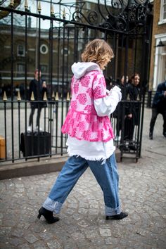 Street style at London Fashion Week fall 2017. Original Fashion, Fashion People, Fashion Images, Fashion 2020, Grunge Fashion, Pretty Pink, Boho Tops, London Fashion