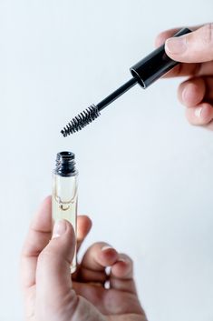 DIY Lash and Brow Serum - freeyourfork.com Diy Eyebrow Growth Serum, Castor Oil Eyebrows, Lash And Brow Serum, Eyebrow Serum, Eyebrow Growth, Essential Oils Cleaning, Brow Serum