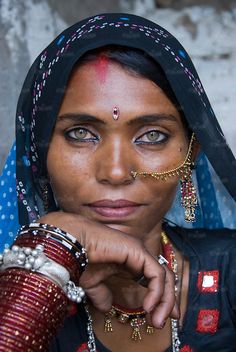 Thar Desert, Black And White Picture Wall, India People, Face Photo, Rajasthan India, Art Drawings For Kids, Black And White Pictures, Photography Women, Woman Painting