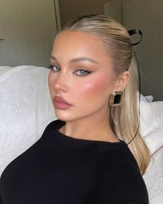 Formal Makeup Blonde Hair, 18th Makeup Looks, Pale Makeup Looks Blondes, Rosey Cheeks Makeup, Makeup On Pale Skin, 18th Birthday Makeup Ideas, Birthday Glam Makeup, 18th Birthday Makeup, 21st Makeup