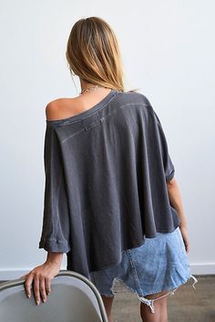 Relaxed Fall T-shirt With Shirttail Hem, Relaxed T-shirt With Shirttail Hem For Fall, Relaxed Shirttail Hem T-shirt For Fall, Spring Oversized V-neck T-shirt, Gray Relaxed Fit Tops For Summer, Soft-washed Relaxed Fit V-neck Tops, Baggy Crew Neck Summer Top, Baggy Crew Neck Top For Summer, Relaxed Fit Top With Shirttail Hem