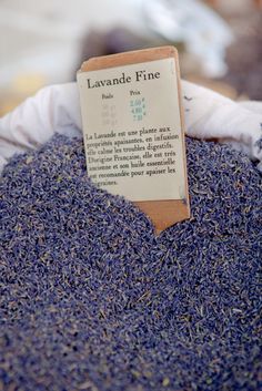 a pile of lavender seeds with a label on it that says lavender fine in spanish