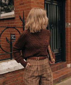 19 Dark Academia Outfits For A Studious Winter Look 5 Cosy Sweater Outfit, Cosy Academia Aesthetic, Cosy Outfits Winter, Cosy Fall Outfits, Work Outfits Women Fall, Sweater Winter Outfits, Cosy Fashion