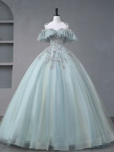 Winter Wonderland Theme Dress, Fancy Light Blue Dress, Princess Sweet 16 Dress, Pretty Prom Dresses Ball Gown, Prom Cinderella Dress, Big Poofy Dresses Aesthetic, Pretty Royal Dresses, Long Floor Length Dress, Frozen Quinceanera Dress