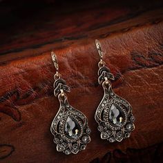 New Dramatic, Beautiful Gray Crystal Dangle Earrings (2.5” Long X 1” Wide) Free Jewelry Alterations. Learn More Here: Https://Poshmark.Com/Listing/Free-Jewelry-Alterations-6327d7c66defc524cdcbff50 Black Crystal Earrings, Crystal Bridal Earrings, Bridal Earrings Drop, Crystal Dangle Earrings, Turkish Jewelry, Square Earrings, Antique Earrings, Fantasy Jewelry, Dream Jewelry