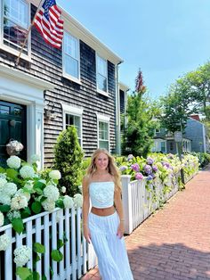 #nantucket #capecod #summer #summerstyle #summerphotos #photoshoot #maxiskirtoutfitsummer Newport Outfit Summer, Marthas Vineyard Summer Outfits, Nantucket Outfit Summer, Marthas Vineyard Aesthetic, Maxi Skirt Outfit Summer, Photography Posing Guide