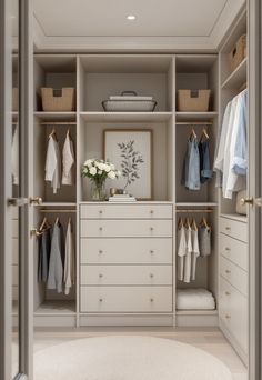 Walk in Closet Ideas Walk In Wardrobe Doors Ideas, Custom Closet Color Ideas, Show Closet Ideas, Diy Dream Closet, Walk In Closet Colors, Square Closet Layout, Large Walk In Closet Ideas, U Shaped Closet Walk In, Closet Set Up