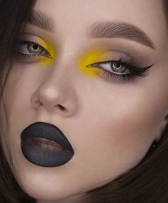 Yellow Black Makeup, Artsy Makeup Looks Aesthetic, Black And Yellow Makeup, Cute Halloween Makeup For Work, Bold Eye Makeup Looks, Rock Makeup, Circus Makeup, Yellow Makeup, Concert Makeup