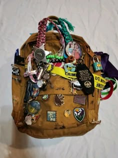 Everyday Bag Essentials, Us School, Inside My Bag, Unique Backpacks, Backpack Pins