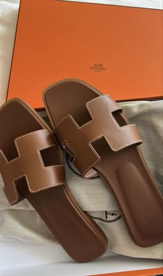 Hermes Slippers, Shoes Heels Classy, Fashion Shoes Heels, Shoe Wishlist, Hermes Shoes, Heels Classy