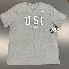 Show Your Support For The University Of Southern Indiana Eagles, Usi With This Brand New Nike Shirt. Perfect For Any Fan, This Gray Tee Comes In A Comfortable X-Large Size And Features The Usi Logo Prominently On The Front. Xl Adult Mens Size. Whether You're Heading To A Game Or Just Want To Represent Your Favorite Team, This Shirt Is A Must-Have For Any Eagles Fan. Light Gray, Grey Color. Short Sleeve Men’s. M11332 Made From High-Quality Materials, This Nike Shirt Is Designed To Last And Keep Y Nike Cotton Shirt With Relaxed Fit, Nike Gray T-shirt With Logo Print, Relaxed Fit Cotton Nike Shirt, Nike Gray Tops With Letter Print, Nike Relaxed Fit College Tops, Nike Relaxed Fit Tops For College, Nike Gray Tops With Logo Print, Nike Gray Top With Logo Print, Nike Short Sleeve Tops For College