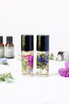 DIY: perfume roll-on Diy Perfume Roll On, Natural Parfum, Diy Perfumes, Jeruk Bali, Spa Recipes, Homemade Perfume, Perfume Recipes, Diy Perfume, Aromatherapy Gifts