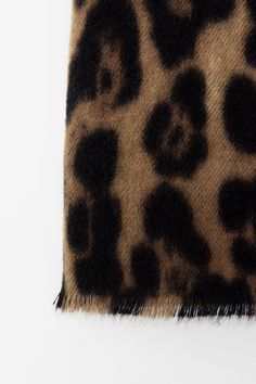 Printed scarf. Frayed trim. DIMENSIONS: 35.4 x 78.7 inches (90 x 200 cm) Personalized Gift Cards, Animal Print Scarf, Printed Scarf, Trench Jacket, Kid Character, Cardigan Sweater Dress, Leather Shirt, Halloween News, Book Stationery