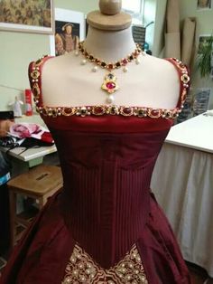 Formal Royal Dress, Red Aesthetic Prom Dress, Red And Gold Victorian Dress, Tudor Dress Aesthetic, Medevial Dresses Royal, House Of The Dragon Dresses, Red Royal Dress, Medieval Dress Royal