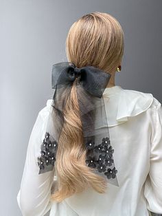 Be amazed by the beauty and craftsmanship of our handmade Grace Organza Bow in timeless black. Its generous bow shape ensures that it stands out. It is perfect for special occasions or as a decorative accent to complete your unique look. Adorned with small flowers and crystals hand-sewn onto the ends, the bow captivates with its subtle sparkle. The glittering crystals catch the light beautifully and create a mesmerizing effect that is sure to draw everyone's attention. The soft and delicate text Tulle Hair Bows, Hair Clip Bow, Crystal Hair Clip, Fascinator Hair, Organza Bow, Tulle Bow, Christmas Hair Accessories, Bow Barrette, Black Fascinator