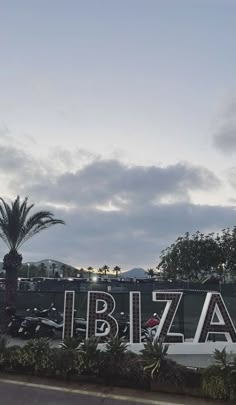 there is a sign that says ibiza on it