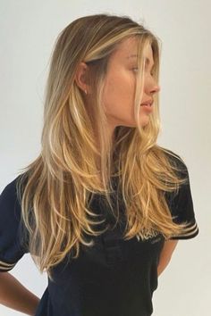 Cabelo loiro repicado em camadas estilo anos 90 Hair Inspo Color, Long Hair Cuts, Aesthetic Hair, Layered Haircuts