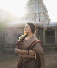 Saree Photoshoot Ideas Creative, Retro Saree Look, Teju Ashwini, Saree Outfit, Temple Photography, Simple Saree Designs, Saree Poses, Vintage Photoshoot, Simple Sarees