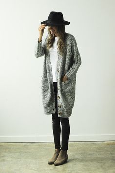 Winter Simplicity: Ankel boots, grey pants, white tshirt and grey cardigan. Vinter Mode Outfits, Womens Fashions, Cardigan Outfit, Oversized Knit Cardigan, Mode Casual, Street Style Trends, Looks Style, Mode Inspiration, Trench Coats