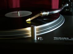 a turntable that is sitting on top of a table