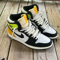 Worn One Time Still Good As New Nike Air Jordan 1 Retro, Shoes Nike Air, Air Jordan 1 Retro High Og, Air Jordan 1 Retro High, Nike Air Jordan 1, Nike Green, Air Jordan 1 Retro, Jordan 1 Retro High, Jordan 1 Retro