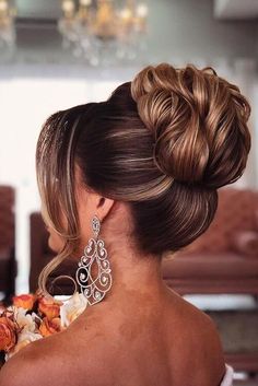 Chignon mariage : de belles photos pour inspirer les mariées Dark Blonde Hair Color, Long Hair Ponytail, Easy Updo Hairstyles, Romantic Wedding Hair, Dark Blonde Hair, Messy Bun Hairstyles, Effortless Hairstyles