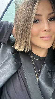 Rachel Stevens | I had the chop ✂️🙌🏻 I’ve been wanting to go short for a while and I’m SO happy I waited to have it done with the brilliant @elliotbutehair… | Instagram Short Hair With Highlights And Lowlights, Rachel Green Blonde Highlights, Blonde Bob Brown Eyes, Bronze Bob, Bronde Bob Straight, Fun Short Hair, Bronde Bob Short, Rachel Stevens Hair, Blonde Bob Dimension