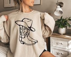 Knockin Boots Sweatshirt Cowboy Country Vintage Boot - Etsy Cowboys Hoodie, Boho Sweatshirt, Twins Birthday, Country Vintage, Cricut Designs, Cowboys Shirt, Concert Fits, Vintage Boots, Vintage Country