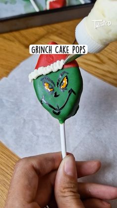 Get ready to steal Christmas with these Grinch Cake Pops are the perfect sweet treat to spread holiday cheer! With their bright green colour and fun Grinch-inspired design, they’re a playful addition to your Christmas celebrations. Easy to make and perfect for gifting, these cake pops are sure to bring smiles to everyone’s face this season. 🎅🍰 Grinch Christmas Treats, Christmas Desserts Cakes, Holiday Cake Pop, Oreo Cookie Pops, Grinch Christmas Party