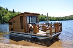 a small house boat floating on top of a lake