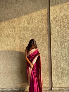 Saree Poses At Terrace, Saree Photo Poses At Home, Sari Pic Poses, Simple Saree Poses At Home, Saree Aesthetic Poses, Girly Photography Poses Simple, Saree Poses At Home, Saree Pics Poses Selfie