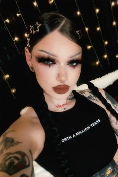 Goth Baddie Makeup, Alt Baddie Makeup, Glam Goth Makeup, Grunge Glam Makeup, Goth Glam Makeup, Maneater Makeup, Rave Makeup Ideas, Mummy Makeup, Vamp Makeup