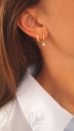 Combinatie witte diamanten oorbelletjes voor 2 gaatjes. Diamanten twisted goudkleurig hoop oorbel gecombineerd met witte diamanten drop oorbel. Inspiratie hoe oorbellen combineren. Juwelen combinatie voor outfit. Cute Double Piercing Earrings Gold, Gold Earrings 2 Holes, 2 Holes Ear Piercing, 2 Ear Piercings Ideas Simple Gold, Earing Ideas Gold, 2 Piercings Ear, Piecing Oreille, Two Earrings One Ear, Two Ear Piercings Ideas