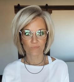 Medium Length Stacked Haircuts, Short Bob Hairstyle Women Round Face, Short Angled Bob With Layers, Chin Length Blonde Hair, Mom Cut 2023, Chin Length Bob With Layers, Low Maintenance Hair