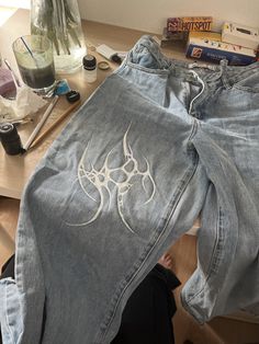 Y2k Pants Diy, Paint Designs On Jeans, Bleached Pants Design, Drawing On Clothes, Custom Jeans Diy, Bleaching Clothes, Jeans Drawing, Ropa Upcycling, Painted Clothes Diy