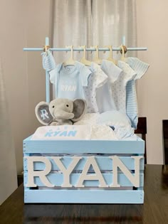 𝒫𝒾𝓃: 𝑔𝑜𝓁𝒹𝓈𝒽𝑜𝓇𝓉𝓎 💌 Baby Clothes Basket Gift, Baby Gift Basket Ideas For Boys, Baby Clothes Rack Gift Basket, Gender Reveal Ideas Closet, Babyshower Gift Idea Boys, Baby Shower Crate Gift Basket For Boy, Baby Clothes Gift Basket, Unique Baby Shower Gifts For Boys, Baby Boy Hamper Ideas