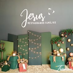 christmas presents are on display in front of a wall with the words jesus restarundo familias