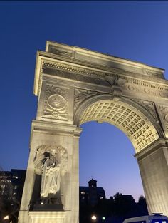 the arch is lit up at night with lights on