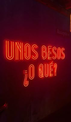 a neon sign that says unoos besos do que?