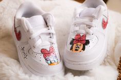 Nike air force 1 Minnie and daisy themed with pink glitter Nike badges ✨ - If you wish, it is possible to personalize the sneakers with a first name. - If you want another character in particular, do not hesitate to contact us by private message. Here all our creations are hand painted by us and made with all our heart! 💗 Imagine your pair of sneakers and we will create it for you So that you are unique and original! ️ ⚜️(each Custom is unique so not identical thank you)⚜️ If you would like any information, please do not hesitate to contact us by private message ☺️ Customizable White Fun Sneakers, Customizable Fun White Sneakers, Customizable White Sneakers For Gift, Cute White Custom Sneakers For Streetwear, Customizable High-top Sneakers For Gifts, Customizable High-top Sneakers As A Gift, Customizable High-top Sneakers As Gift, Customizable High-top Sneakers For Gift, Customized White Sneakers As Gift