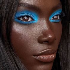 Mekap Mata, Blue Makeup Looks, Mode Tips, Smink Inspiration, Blue Eyeshadow, Dark Skin Makeup, Blue Makeup