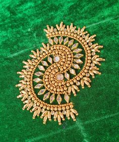 https://instagram.com/hi_fi_aari?igshid=MzNlNGNkZWQ4Mg== Aari Motif Designs Simple, Aari Motif Designs, Aari Stitches, Yoke Embroidery, Magam Work, Peacock Embroidery Designs