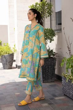 Dresses Feminine, Lace Suit, Simple Kurta Designs, Stylish Short Dresses, Pakistani Dresses Casual