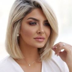 Blonde Bombshell Hair, Short White Hair, Pattern Beauty, Medium Hair Color, Square Face Hairstyles, Curly Hair Videos, Bob Haircut For Fine Hair