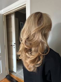 Curled Layered Hair, Blonde Layered Hair, Hairstyle Blonde, Blonde Hair Inspiration, Brown Blonde Hair, Aesthetic Hair, Layered Hair, Gorgeous Hair, Hair Day