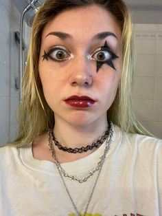 Eyeshadow Looks Alternative, Cool Alternative Makeup, 80s Rock Makeup Looks, Skater Makeup Look, Mosh Pit Makeup, Star Over Eye Makeup, Easy Creative Eyeliner Looks, Emo Punk Makeup, Art Punk Aesthetic